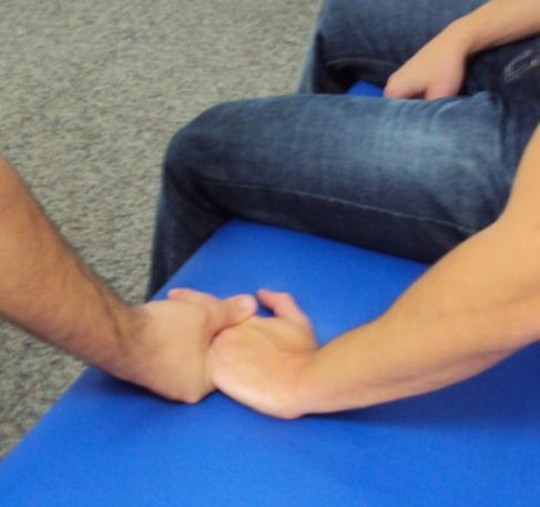 7.7 - Técnica direta para disfunção posterior da base do metacarpo Paciente sentado com a mão