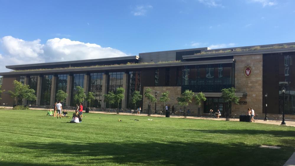 Outro ponto positivo que me surpreendeu foi o preparo, a eficiência e a gentileza dos funcionários da universidade e dos estudantes ao receber alunos estrangeiros.