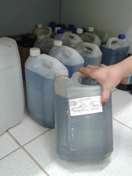 Os frascos de vidro utilizados para determinados tipos de resíduos tóxicos e inflamáveis, são acondicionados em