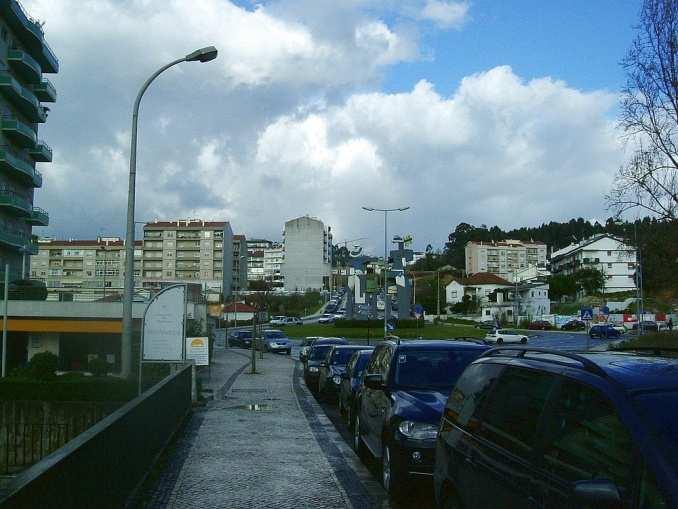 - Colocação de faixas arbóreas junto às vias estruturantes A criação de uma cortina arbórea entre fonte de ruído e o recetor sensível no sentido de