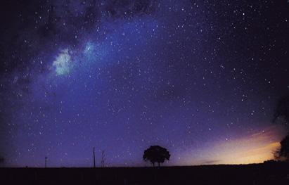 Imagens de rastro das estrelas, como esta ao lado do leitor Tibor Duris, levam horas para serem feitas nimo de 30 a 50 metros, ajustar o foco, memorizá-lo antes de enquadrar e depois reenquadrar e