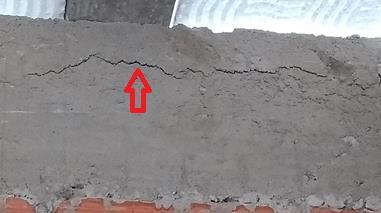 2 Fissura em viga A figura 11 mostra a configuração das fissuras encontradas nas vigas, na obra 1. A fissura é horizontal e localiza-se na parte superior da viga.