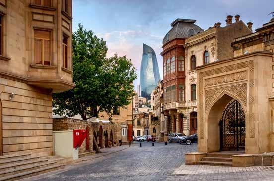 Para além das visitas interiores da fortaleza medieval da velha Baku Icheri Sheher, do complexo ShirvanShahs e da Torre Maiden, percorremos a pé as pitorescas ruelas dentro das muralhas e o Mercado