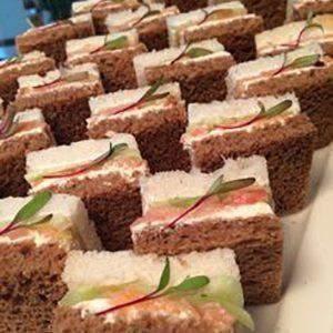 mini sanduíches [ 50 unidades ] BROINHA DE MILHO COM SALADINHA DE