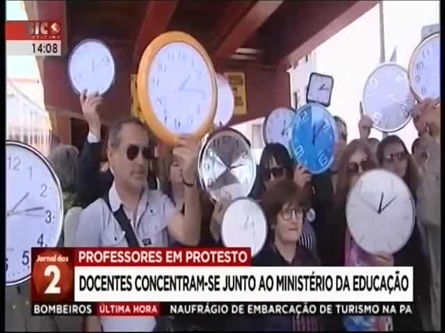 professores estão em protesto contra a sobrecarga de trabalho.