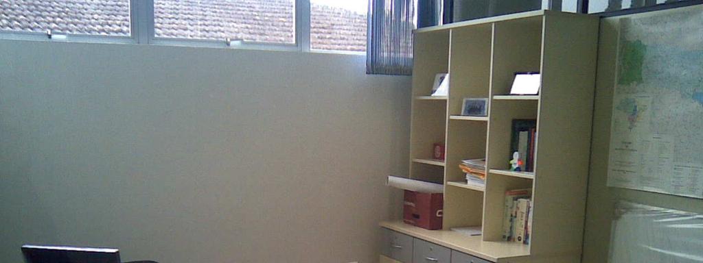 Em cada gabinete, o professor tem disponível sua mesa de trabalho, estante com 3 portas e 3 gavetas chaveadas, gaveteiro de 3 gavetas (chaveado), mesa redonda para atendimento a alunos, persiana