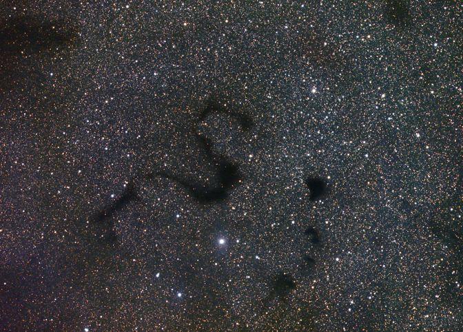 Nuvens Interestelares Snake in The Dark, arnard 72 Nebulosas de Poeira Também chamadas de Nebulosas Escuras, representam 99% das nebulosas existentes.