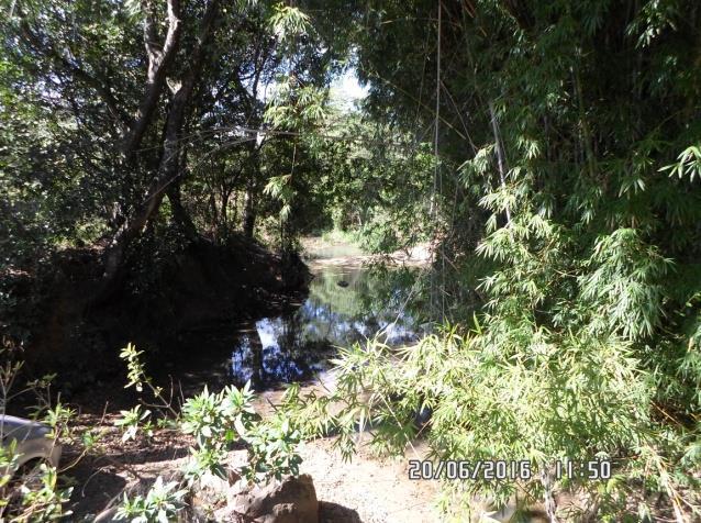 Figura 5: Córrego Siqueiras, distrito de Ravena, no município de Sabará/MG Fonte: Myr Projetos Sustentáveis (2016) 8 - DECLARAÇÃO DO ESCOPO DO PROJETO O projeto prevê a realização de melhorias