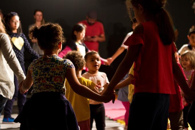 A ideia é que os integrantes do Nhambuzim ensinem às crianças jogos musicais e corporais inspirados nos nossos ritmos, trabalhando a coordenação motora a partir de gêneros como o maracatu e o coco.