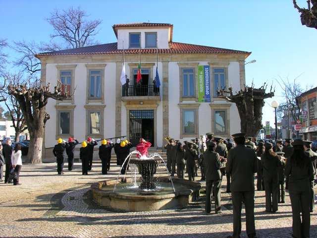 Hastear da Bandeira ao som do Hino Nacional Da esq. para a dir.