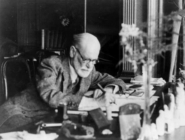 Sigmund Freud e a Psicossomática Freud (1856-1939) Criou a Psicanálise (1896/1900) A Psicanálise permite compreender a relação mente-corpo Portanto, indiretamente, a Psicossomática.