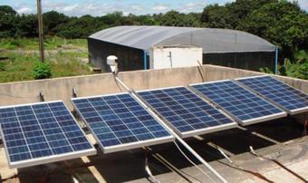 Figura 5 - Módulos fotovoltaicos do Laboratório de Energias Alternativas (LEA) da UFC A planta de bombeamento fotovoltaico considerada para a instalação do sistema de monitoramento e aquisição de