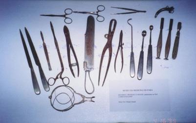 utilizados em cirurgias, como tesouras, bisturis, etc.