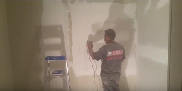 secar usando um pano seco e aguardar a secagem total da parede. Nota: Se a causa do limo ou fungos for vazamento, este deve ser eliminado antes de executar a pintura.