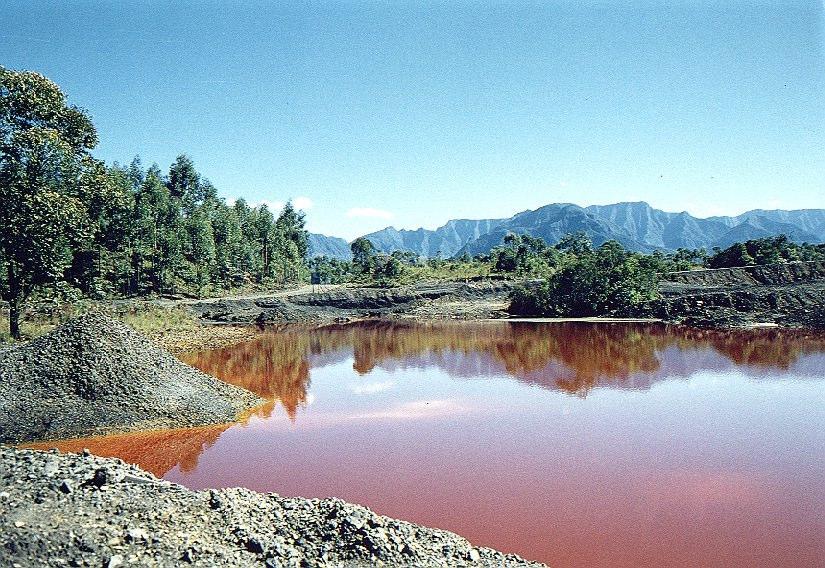 Lagos ácidos 151 Além da degradação dos solos e flora, poluição das águas e do ar, Siderópolis apresenta também o problema da chuva ácida, através da oxidação da pirita que ocorre devido à exposição