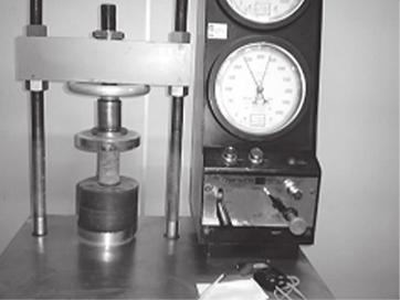 O procedimento detalhado do ensaio de velocidade de propagação da onda ultra-sônica encontra-se na norma ABNT NBR 8802/1994. 2.5.