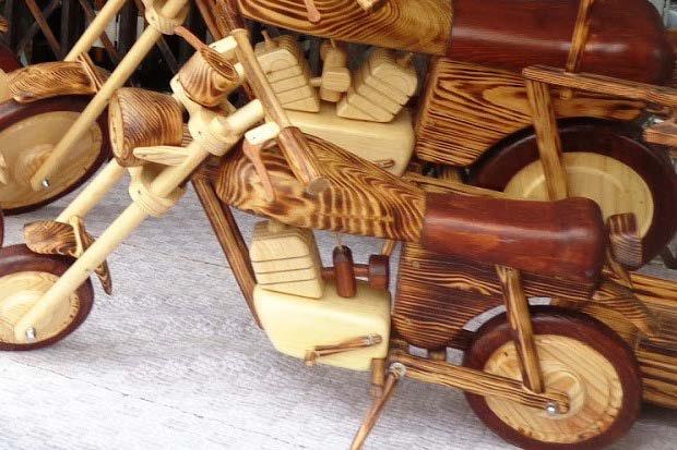 Natural da Igreja Nova do Sobral, Paulo Pegas alia o gosto pelos motociclos com o trabalho de artesanato em madeira. A não perder em todas as salas da Biblioteca.