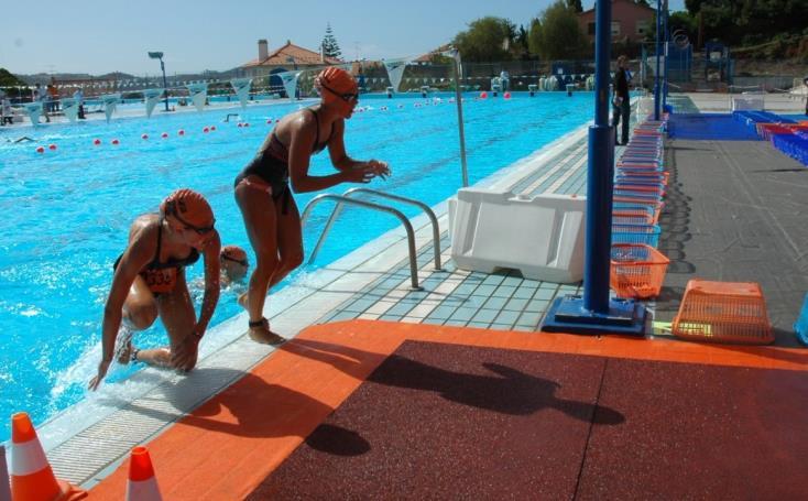 Nas provas com 150m, a prova deve ser feita com partida ao sinal sonoro antecedida de prontos com todos os atletas dentro de água com uma mão segurando a parede testa.