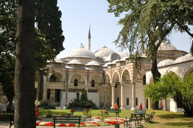 À tarde, continuaremos nosso tour visitando o Palácio Topkapi com seus incalculáveis tesouros e jóias da coroa turca, e o Grande Bazar, com suas centenas de vielas e grande variedade de produtos