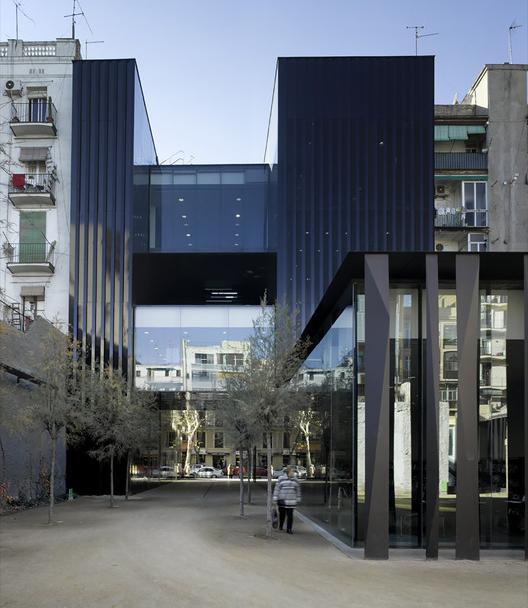 REFERÊNCIAS PROJETUAIS Biblioteca Sant Antoni Joan Oliver Fachada principal Barcelona na Espanha, trabalho
