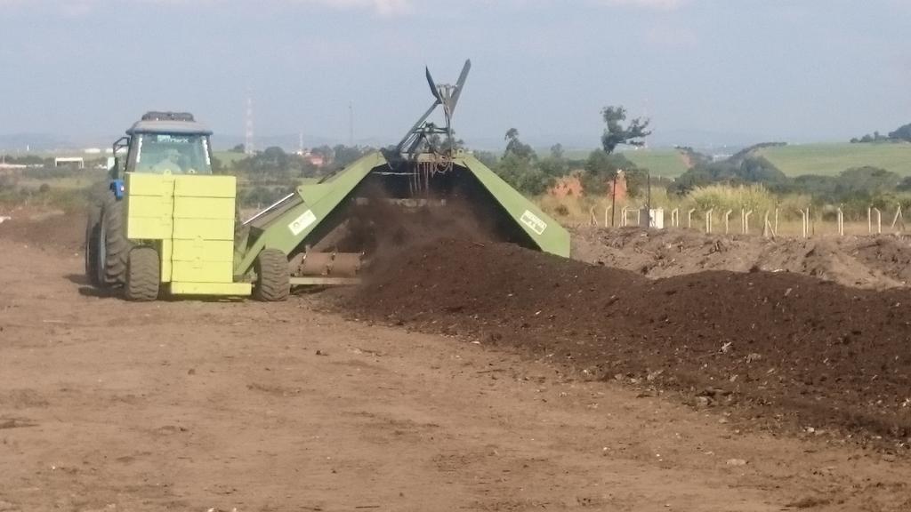 Ecomark (Elias Fausto-SP) Maturação Vermicompostagem: técnica de humificação de compostos orgânicos com o auxilio de minhocas, as quais são capazes aumentar a taxa de decomposição do material de duas