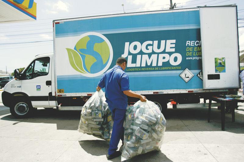 LR - Óleo lubrificante e Embalagens Instituto Jogue Limpo, que é focado na logística reversa de