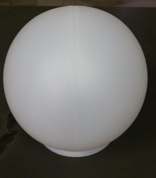Figura 9 - Luminária globo esférica Inicialmente, a luminária foi cortada ao meio