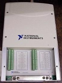 Figura 18 - Placa de aquisição de dados NI-USB 6221 da National Instruments com as pontes de terminais em verde