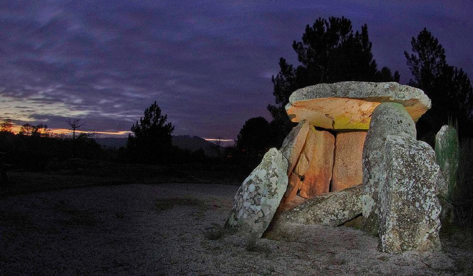 A NÃO PERDER > PATRIMÓNIO ANTA DE VILARINHO VILARINHO CASTANHEIRA / GPS: 41 12 10 N, 7 12 54 O Arqueologia / Monumento Nacional ANTA DE ZEDES CARRAZEDA ANSIÃES / GPS: 41 16 33 N, 7 17 37 O