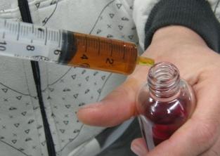 Encher a seringa com 5 ml de óleo (vide foto 02) e o restante do óleo colocar imediatamente no vidro A e