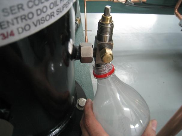 141b-HF) Ponta bico de gaita POEDIMENTO 1) etirar o óleo usado: - Isolar o circuito, fechando a válvula de saída do compressor e a válvula após o OIL PAK; - om