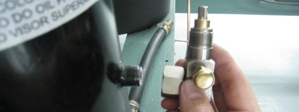 2) Limpeza interna: - Posicionar o funil na válvula de serviço superior; - olocar mais 300mL do solvente (vide foto 06);