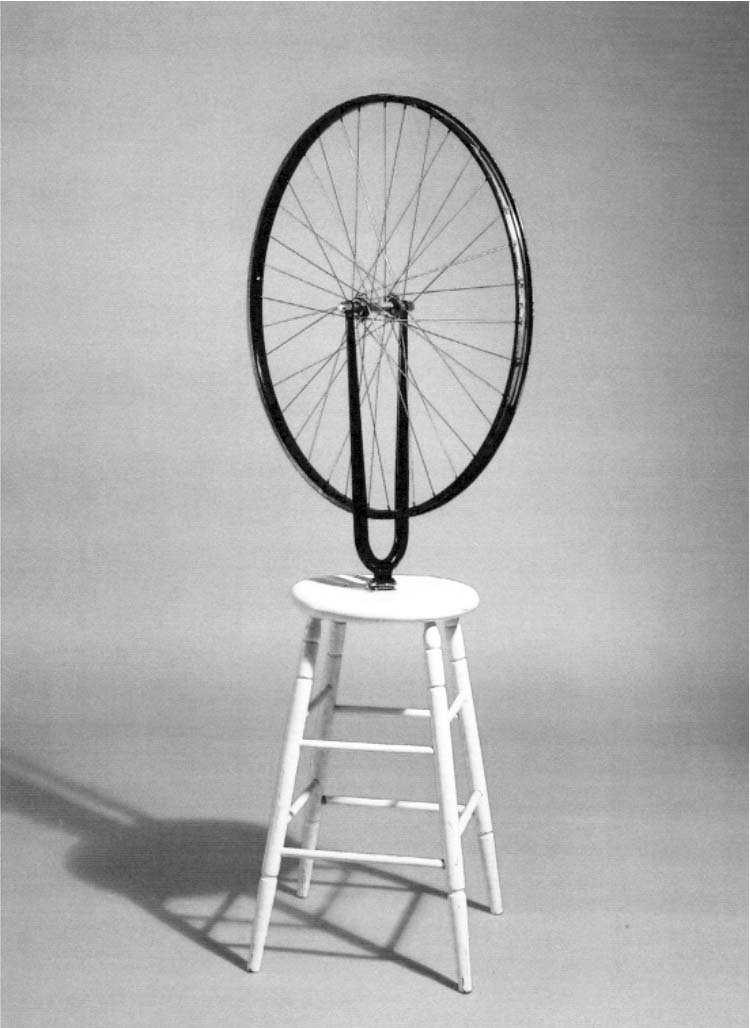 7 Observe a imagem a seguir. Marcel Duchamp. Roda de bicicleta, 1913/1964. Roda de bicicleta e banco de madeira. 60,2 cm.