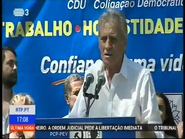 acusa o Governo de António Costa de estar à deriva da direita.