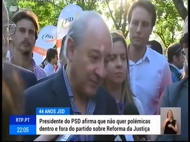 O líder do PSD diz que a situação nos hospitais prova que o acordo à esquerda,