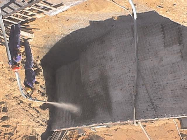 Figura 8: Trecho Superior - proteção da face externa do muro de sacos de solo cimento com concreto projet Figura 9: Trecho Superior - detalhe da execução do