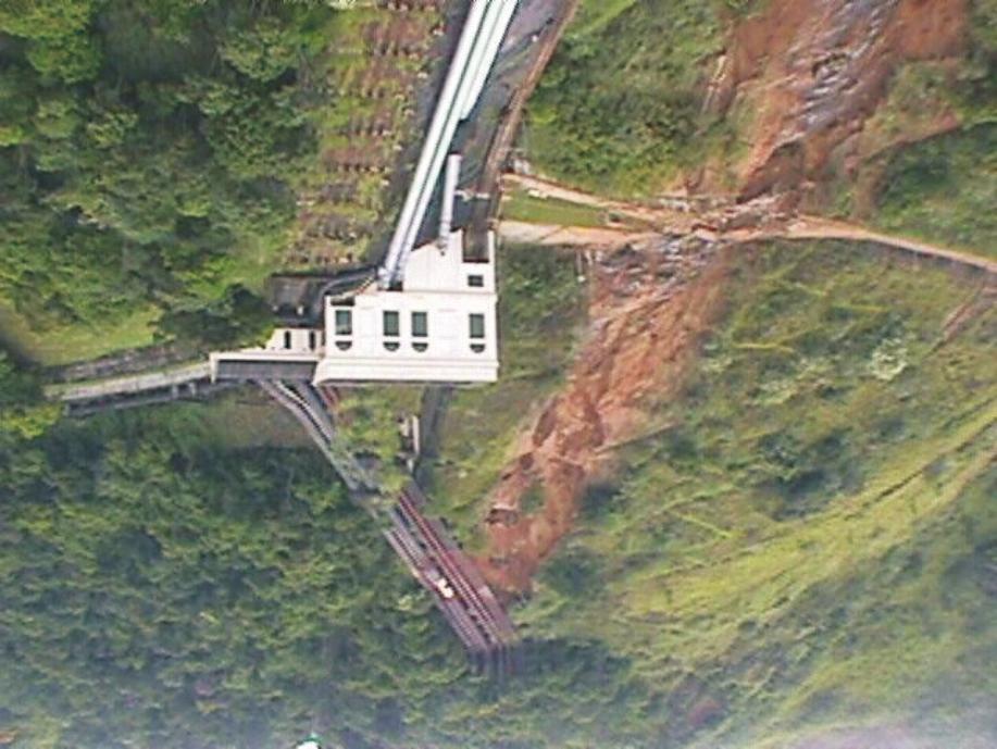 Figura 3: Vista aérea da Casa de Válvulas e da região onde ocorreu o rompimento da tubulação, provocando uma corrida de detritos pela encosta, cujo fluxo se encaixou em