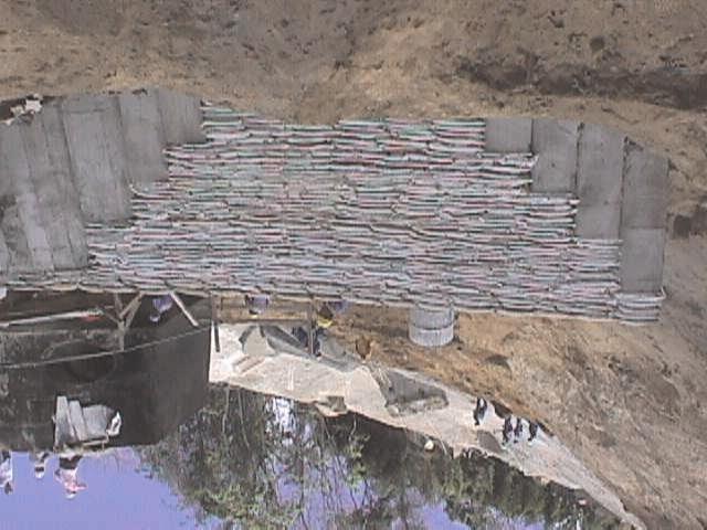Figura 7: Trecho Superior - execução do muro de sacos de solo cimento.