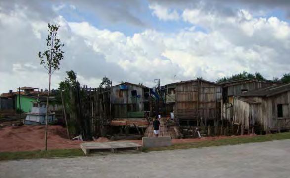 Figuras 7 e 8: Palafitas ainda não removidas e bloco residencial na área do Portal da Amazônia. Fonte: Autores, 2012. Figura 9 Residencial Comandante Cabano Antônio Vinagre.