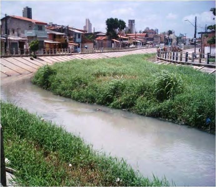 cumulativo da escolha de modelos de drenagem inapropriados para a região Amazônia, da falta de participação popular no PMU e do abandono das obras após a conclusão das mesmas.