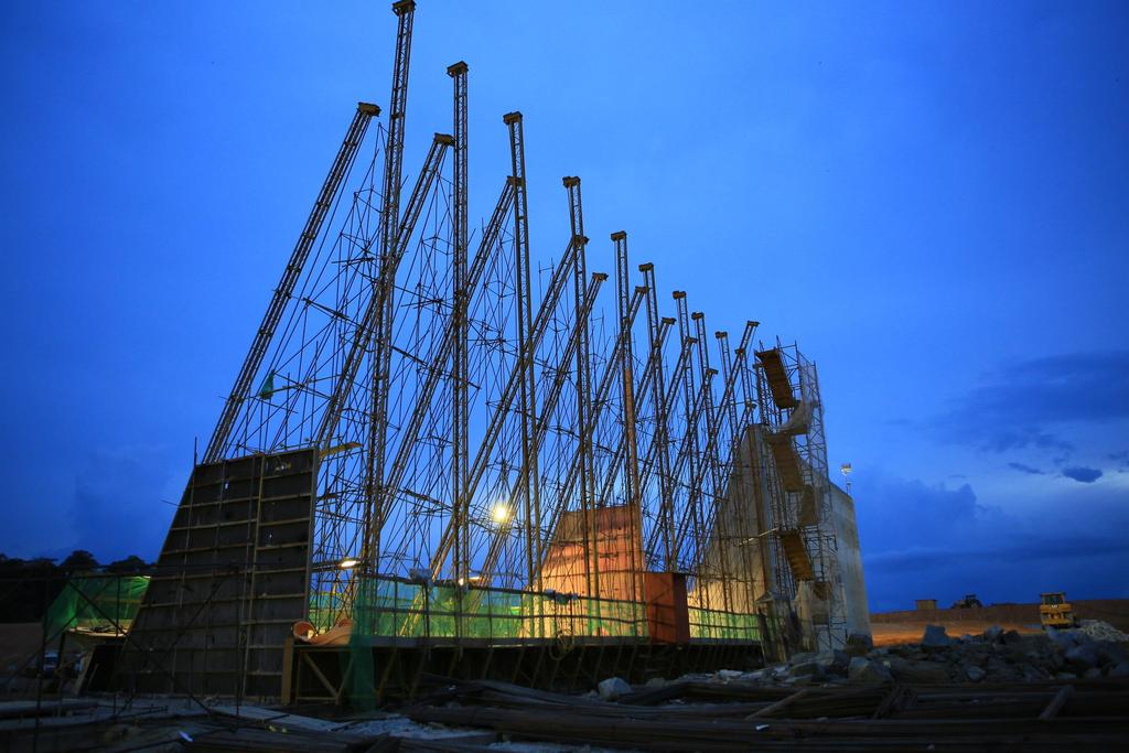 Vista geral do vertedouro UHE Cachoeira Caldeirão 1 219 MW 129,7 MW médios Entrada em operação comercial: jan/2017(e): Atividades em andamento: i) Concretagem das estruturas da Casa de Força,