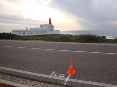 LOCALIZAÇÃO dos km 8.º, 9.º, 10.º e 11.º. 8º km Alinhado com o fim da zona de repouso (com 2 bancos de madeira) do lado esquerdo que fica antes do Farol. 38º 42,206 N 09º 28,636 W Alt. 12 m 9.