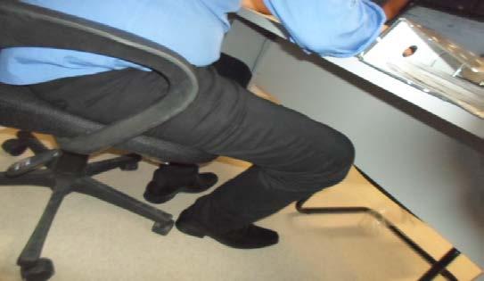 Assento da cadeira não compatível com o tamanho do colaborador, levando a compressão da