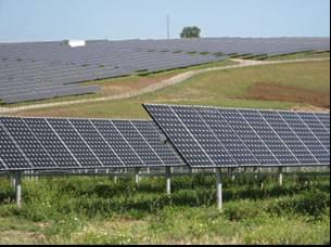 A célula solar trabalha segundo o princípio de que os fótons incidentes, colidindo com os átomos de certos materiais, provocam um deslocamento dos elétrons, carregados negativamente, gerando uma