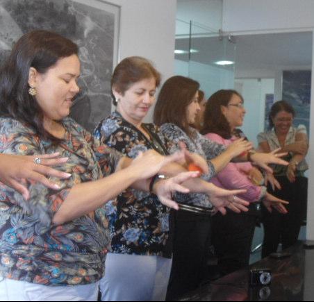 Isis, professora faz entrega de brindes Unidade Vitória As mulheres da Unidade Recife realizam