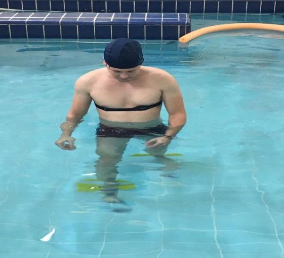 12 Como proposta de tratamento, foram realizados exercícios aeróbicos com o paciente a um nível de imersão entre a cicatriz umbilical e quadril, sendo a temperatura da água da piscina estabelecida