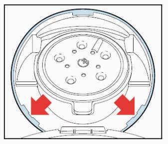 Desmontagem Para remover a parte superior de saída de água da tampa da câmara da fermentação, coloque uma