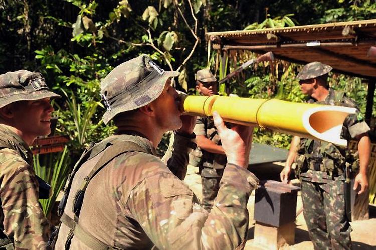 Exército brasileiro treina militares estrangeiros na floresta amazônica 1 Na primeira fase do estágio, os estrangeiros aprenderam técnicas de sobrevivência na selva, desde como obter comida e água