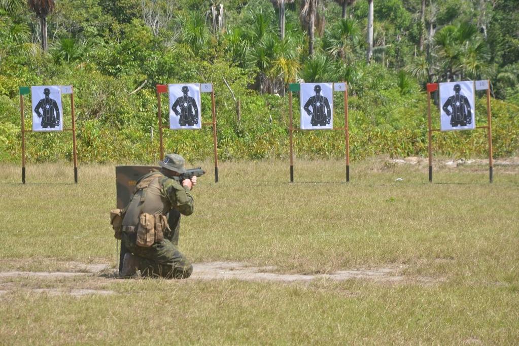 Exército brasileiro treina militares estrangeiros na floresta amazônica 2 Na segunda fase do estágio, houve treinamento de tiro, além de atividades de deslocamentos dentro da selva e dos rios.