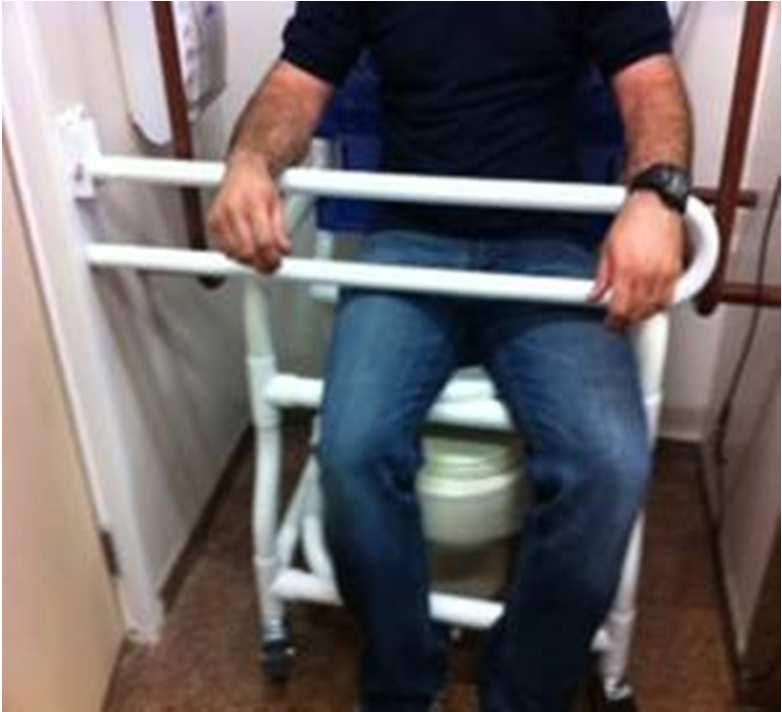 Instalação do Abraço Seguro adaptado nos vasos sanitários dos banheiros de pacientes